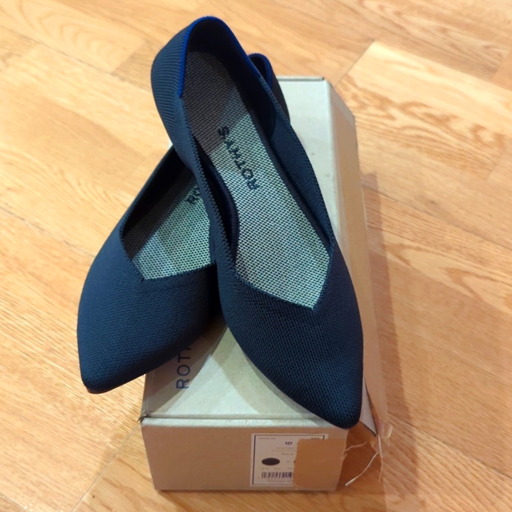 Rothys Points Navy size 8.5